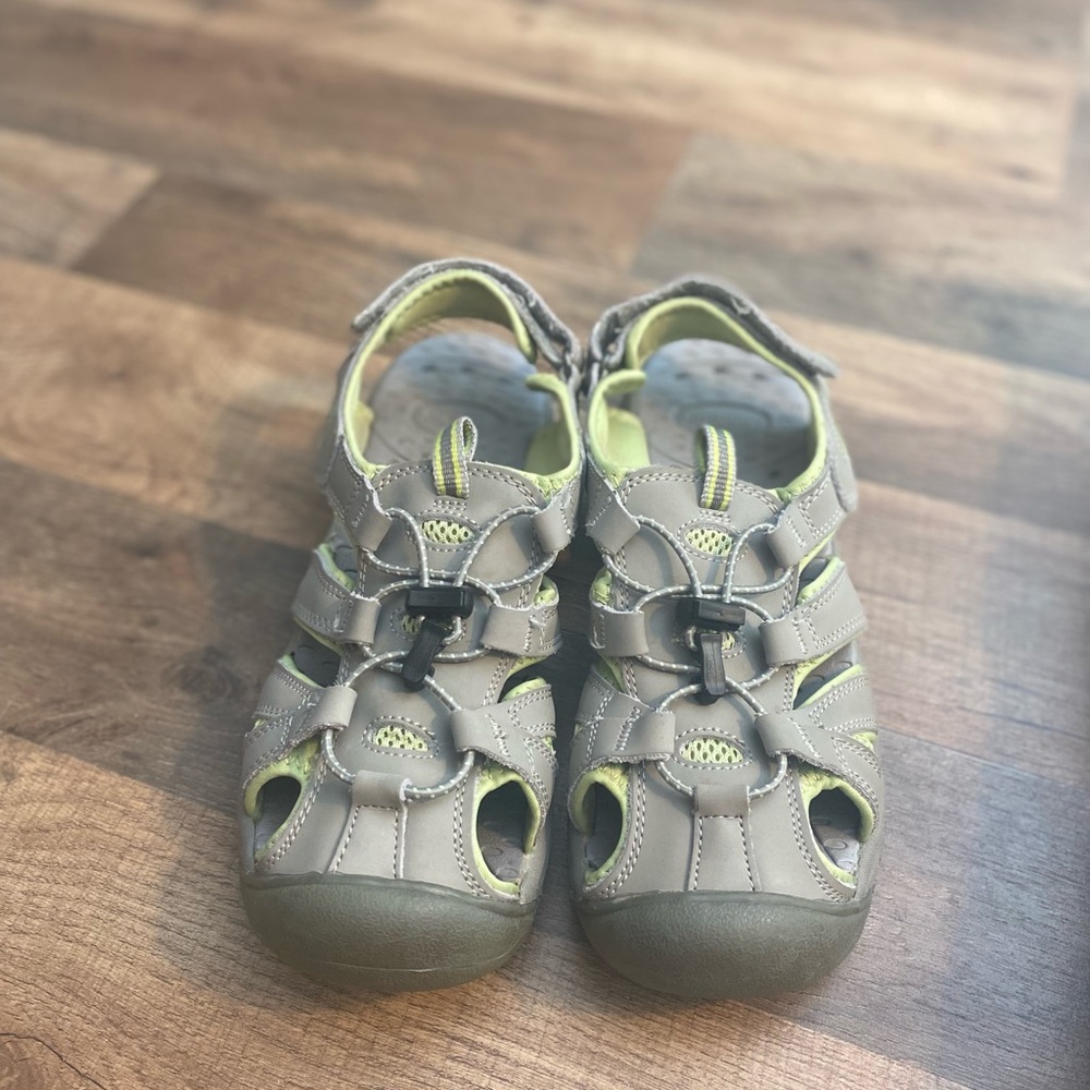 Khombu Sandal Shoes size 7
